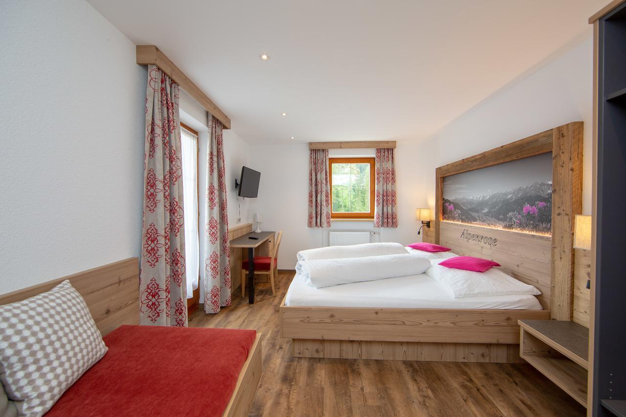 Pension Alpenrose แซร์เฟาส์ ภายนอก รูปภาพ